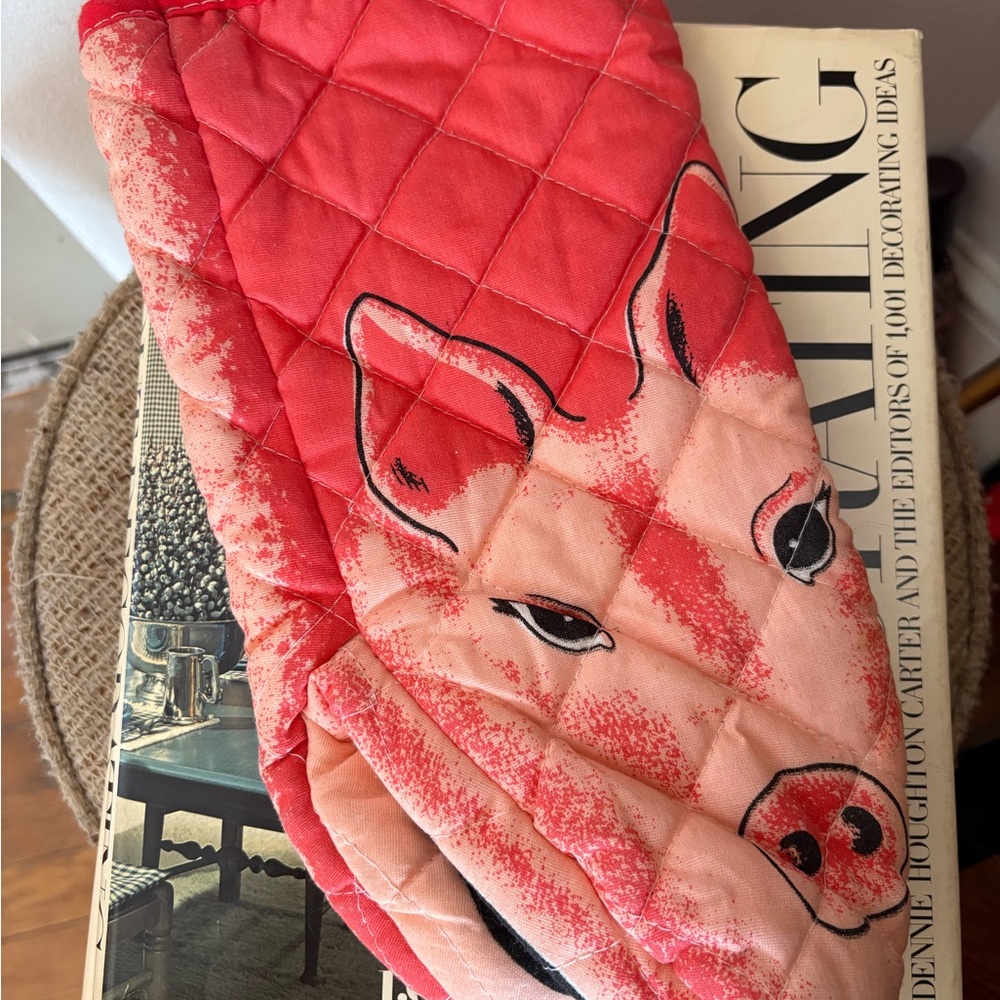 Vintage Quilted Pig Design Oven Mitt